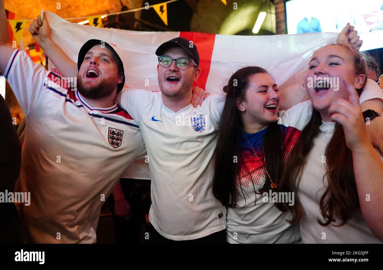 England-Fans feiern in einer Fanzone in Waterloo, London, während des Spiels England gegen Iran bei der FIFA Weltmeisterschaft 2022. Bilddatum: Montag, 21. November 2022. Stockfoto