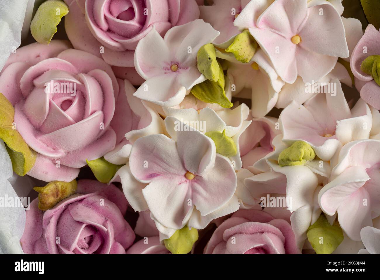 Blumenstrauß aus Marschall in einer Geschenkbox, Nahaufnahme, festliche Stimmung, Valentinstag, Internationaler Frauentag Stockfoto