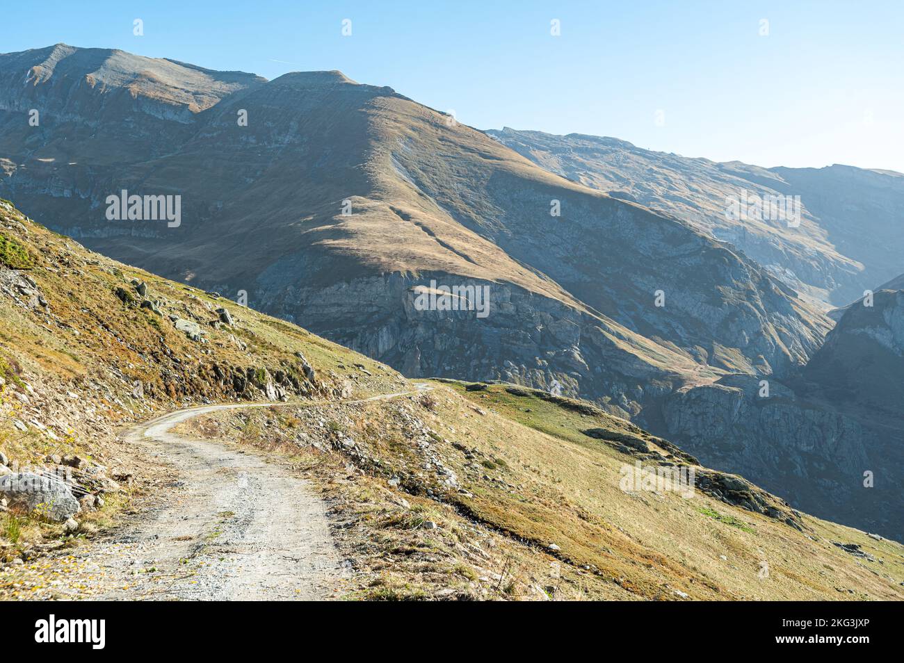 Bergpass auf der unbefestigten Straße, umgeben von gefährlichen Abfahrten am Straßenrand in Frankreich Stockfoto