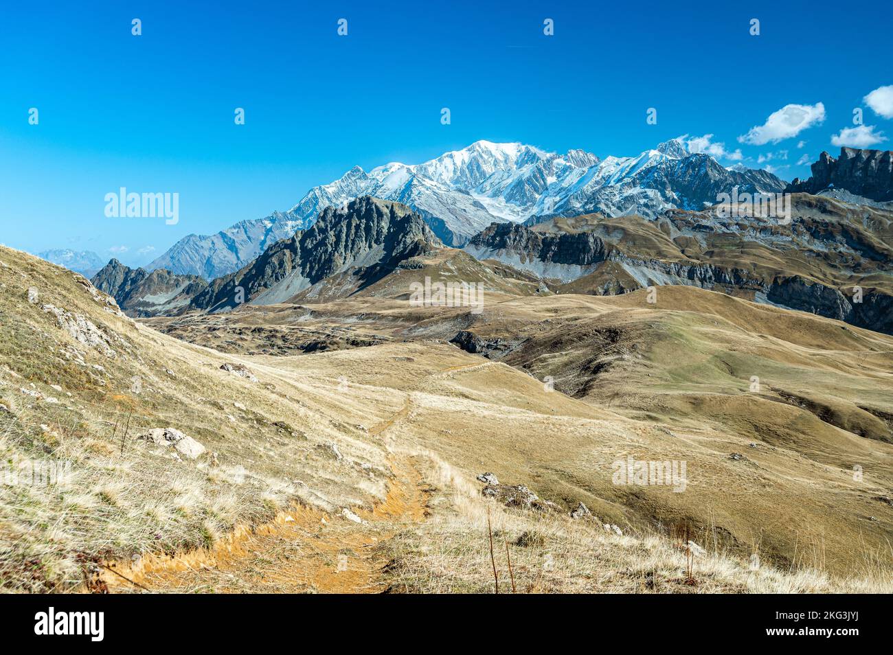 Weite Aufnahme von trockener und einsamer Landschaft mit hohen Berggipfeln, die mit Schnee bedeckt sind in Savoyen Frankreich Stockfoto