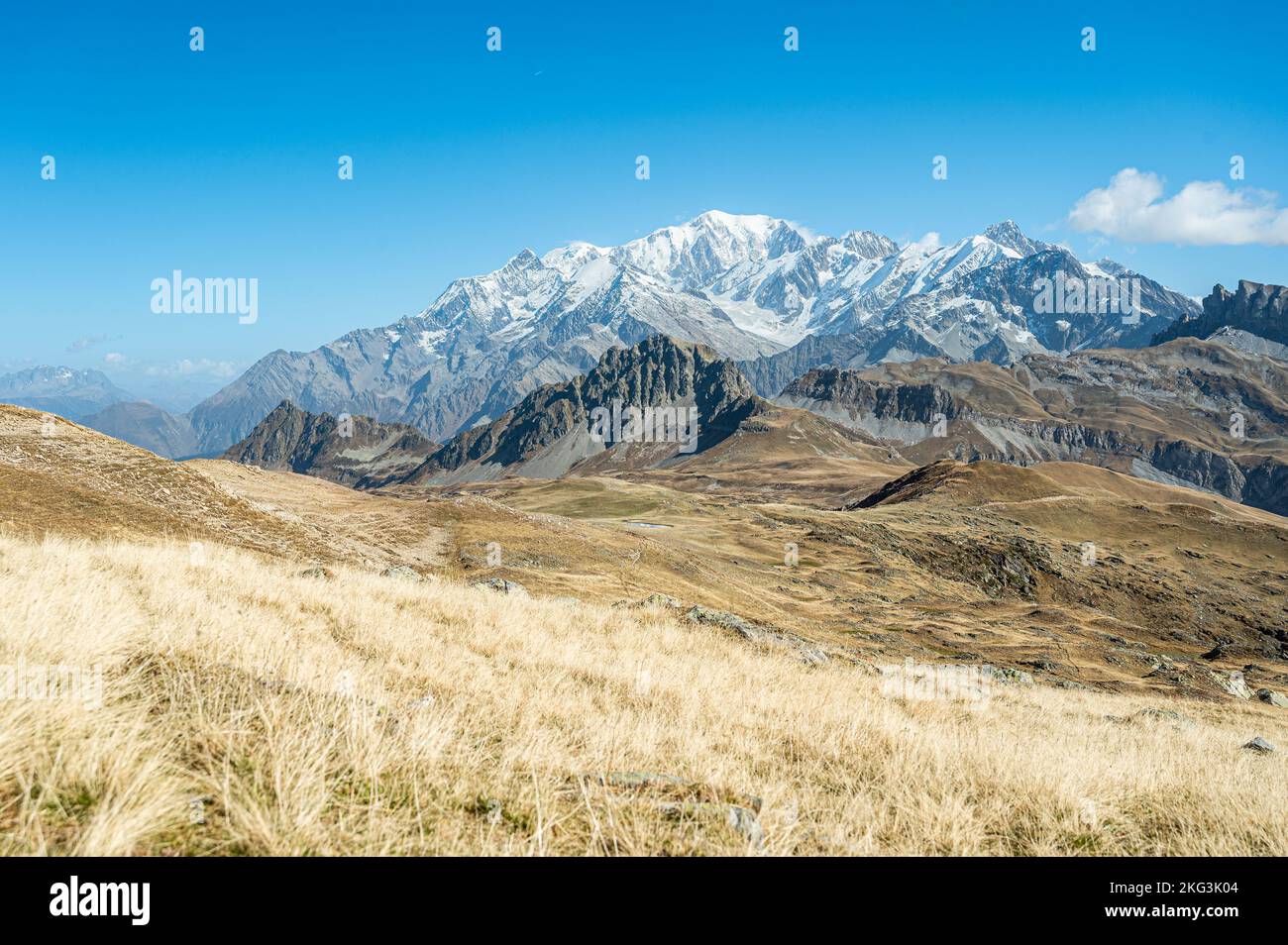 Fantastische Aussicht auf schneebedeckte Gipfel, umgeben von trockenem Gras in Europa und Frankreich Stockfoto