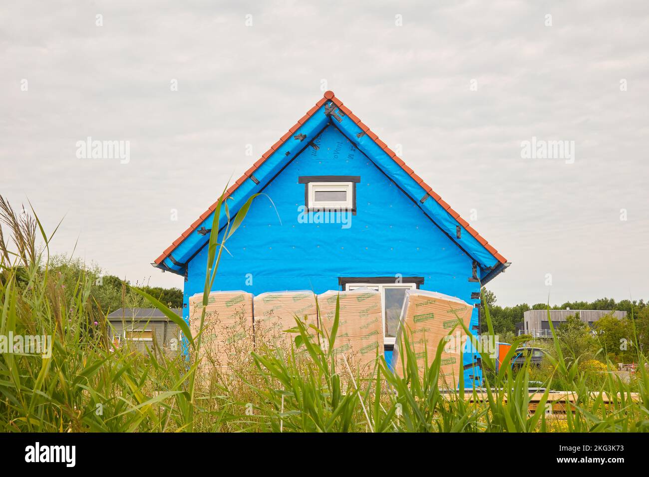 Almere, Niederlande - 14. Juli 2022: Neues holländisches Haus mit thermischer Wandisolierung, das in der niederländischen Stadt Almere fertiggestellt werden soll Stockfoto