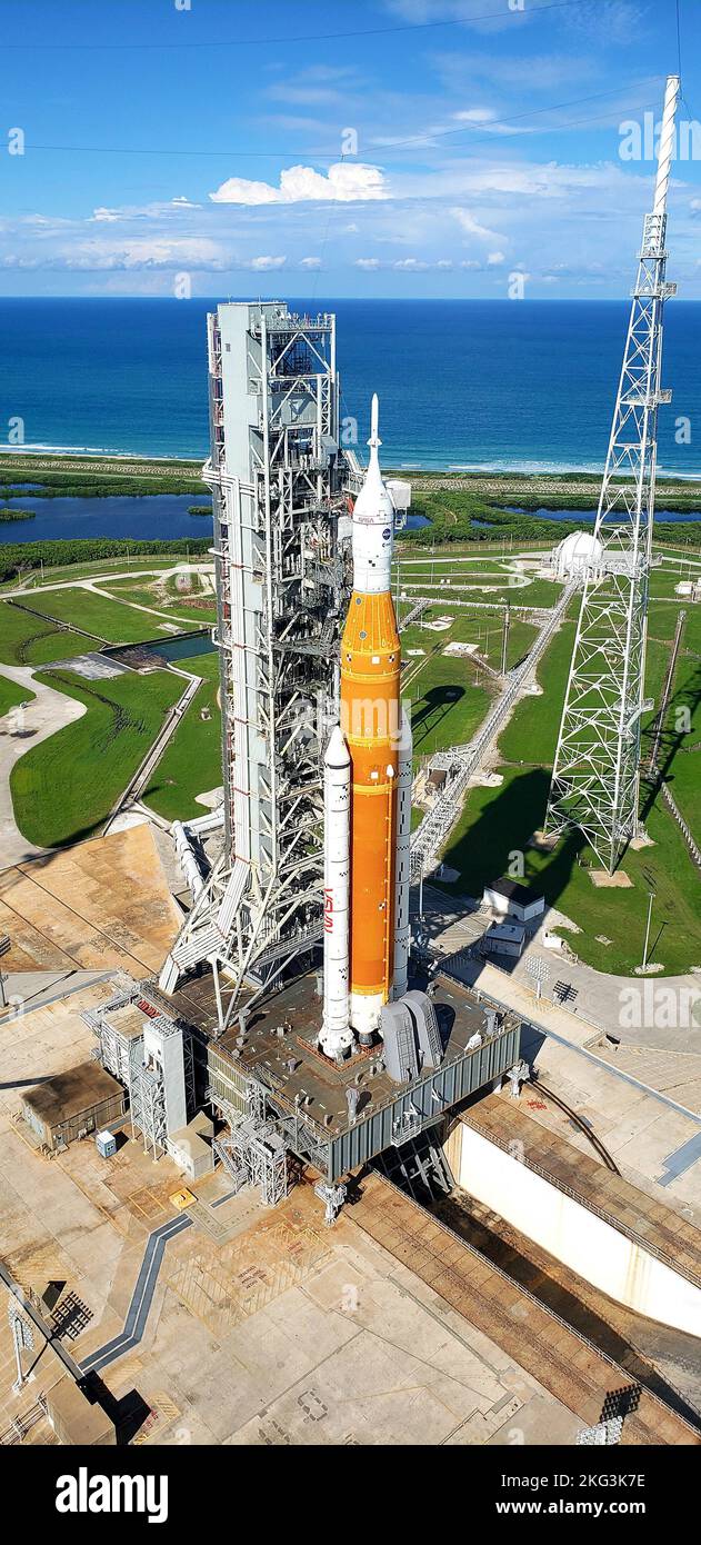 Artemis I SLS auf der Launch Complex 39B. Ein Blick auf das Artemis I Space Launch System (SLS) und die Raumsonde Orion auf der mobilen Trägerrakete auf dem Launch Pad 39B im Kennedy Space Center der NASA in Florida am 15. September 2022. Rechts befindet sich einer von drei Blitzschutztürmen, die das Pad umgeben und den SLS und Orion vor Blitzeinschlägen schützen. Artemis I ist der erste integrierte Test der Raumfahrzeuge SLS und Orion. In zukünftigen Artemis-Missionen wird die NASA die erste Frau und die erste farbige Person auf die Oberfläche des Mondes bringen, was den Weg für eine langfristige Mondpräsenz ebnet und als erste dient Stockfoto