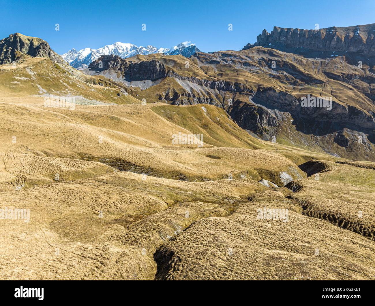 Ein Bild des Eisbergs hinter Crack und einer Bergkette in Savoie Frankreich Stockfoto