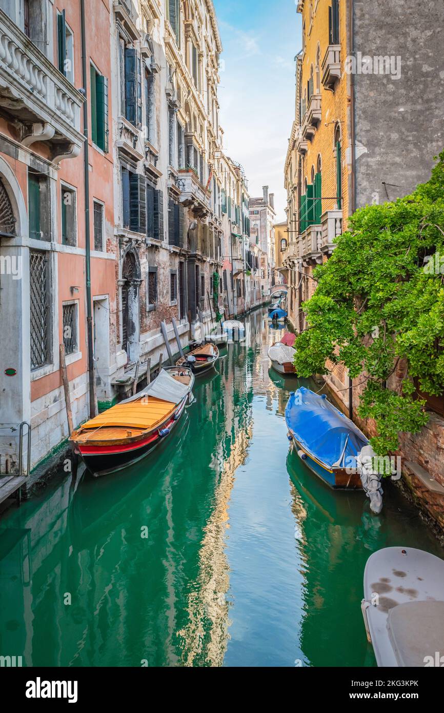 Festgemachte Boote auf einem kleinen Kanal in Venedig, Italien. Stockfoto