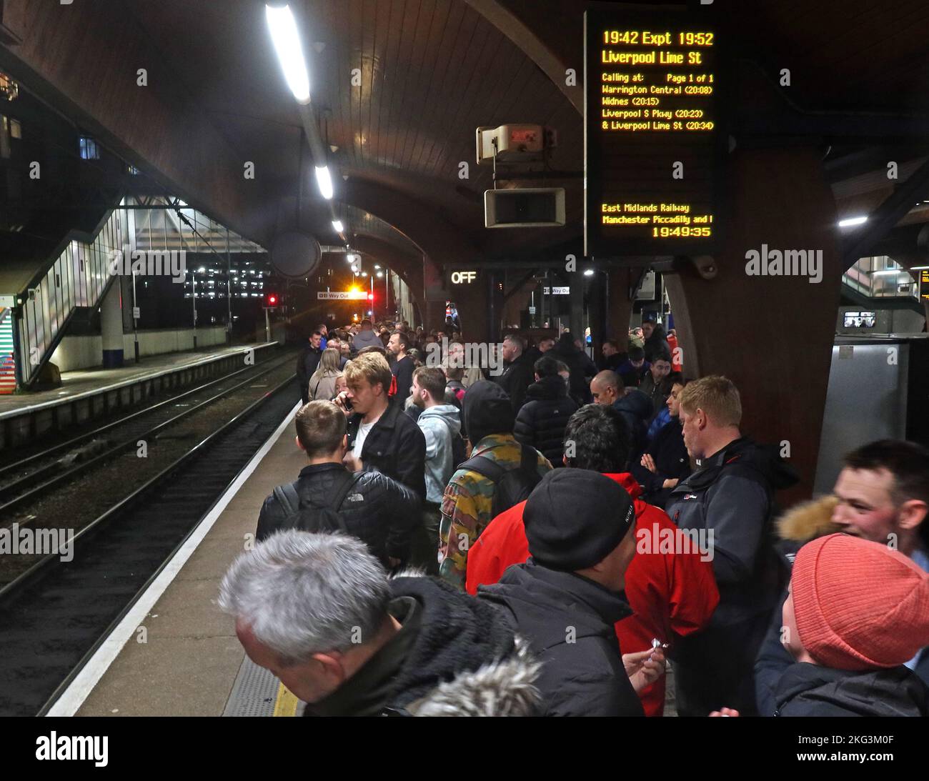 Belebter Bahnsteig, abendliche Passagiere warten auf gepackte, verspätete und annullierte Nordzüge, am Bahnhof Oxford Road, Manchester, Großbritannien Stockfoto