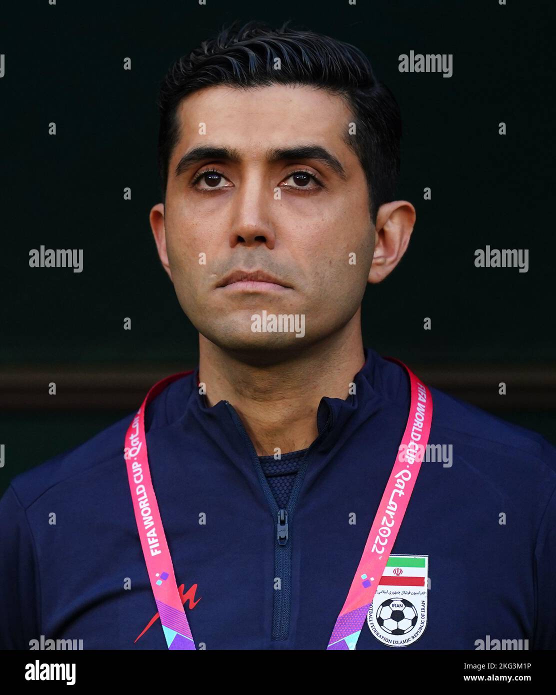 Der iranische Übersetzer Aryan Ghasemi während des Spiels der FIFA-Weltmeisterschaft der Gruppe B im Khalifa International Stadium, Doha. Bilddatum: Montag, 21. November 2022. Stockfoto