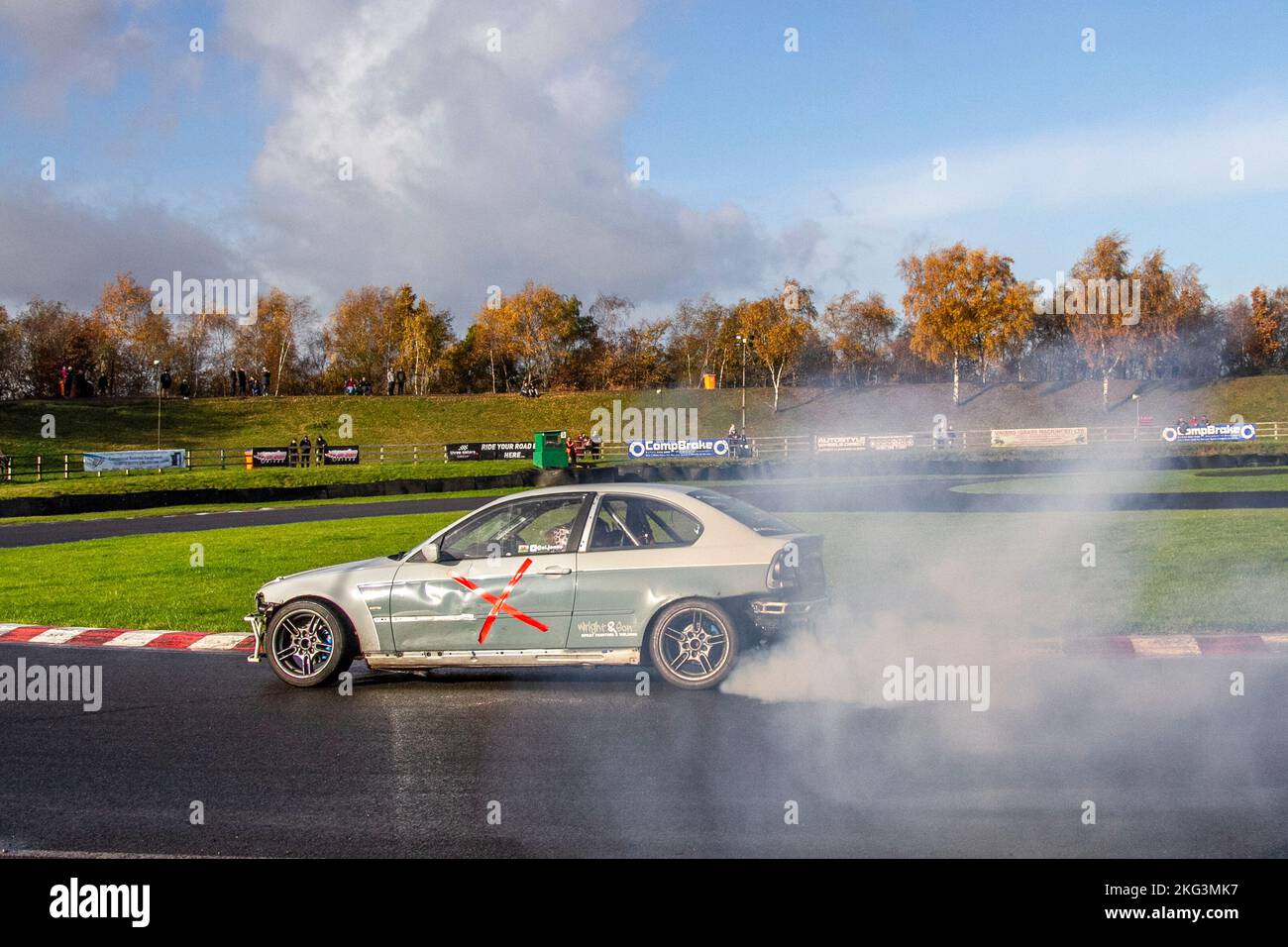 Grauweiß modifizierter BMW der Serie 3; HYC Custom Motorsport; Fahrzeug mit Hinterradantrieb, Fahren auf Drift-Strecken und Hochgeschwindigkeitskurvenfahrten auf nassen Straßen auf einem Three Sisters Drift Day in Wigan, Großbritannien Stockfoto