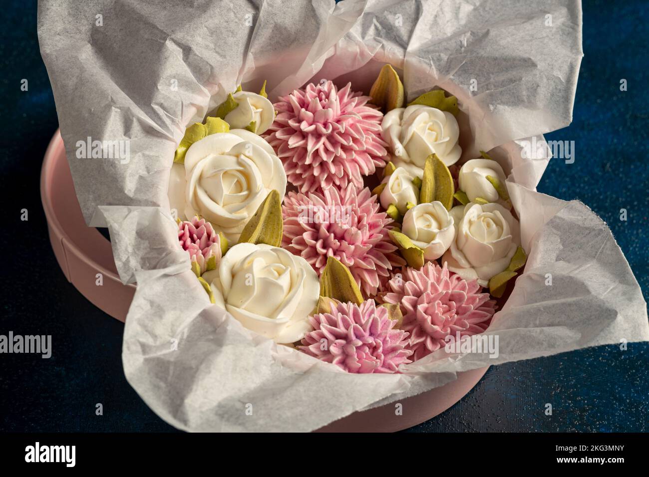 Blumenstrauß aus Marschall in einer Geschenkbox auf blauem Hintergrund, festliche Stimmung, Valentinstag, Internationaler Frauentag Stockfoto