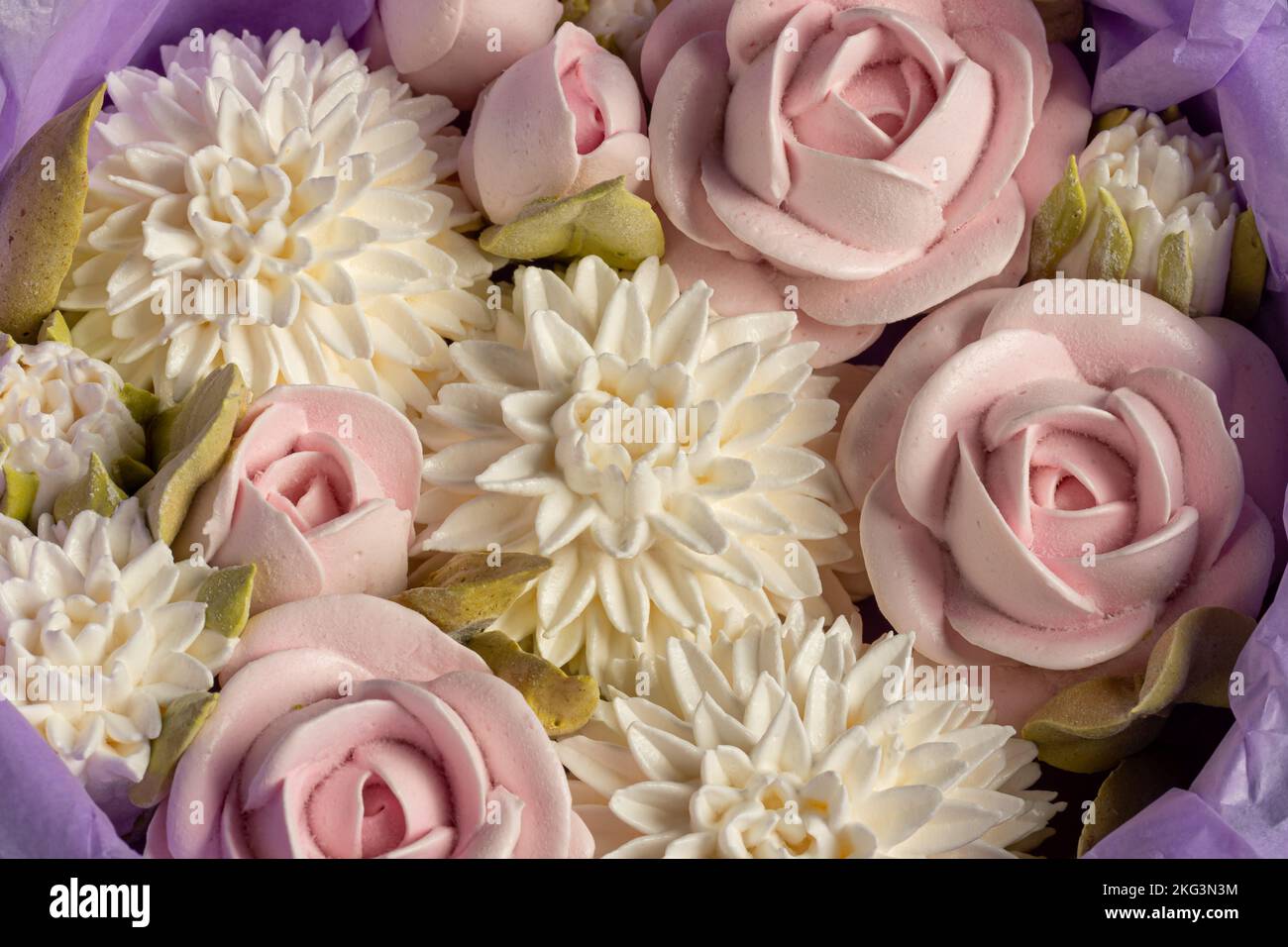 Blumenstrauß aus Marschall in einer Geschenkbox, Nahaufnahme, festliche Stimmung, Valentinstag, Internationaler Frauentag Stockfoto