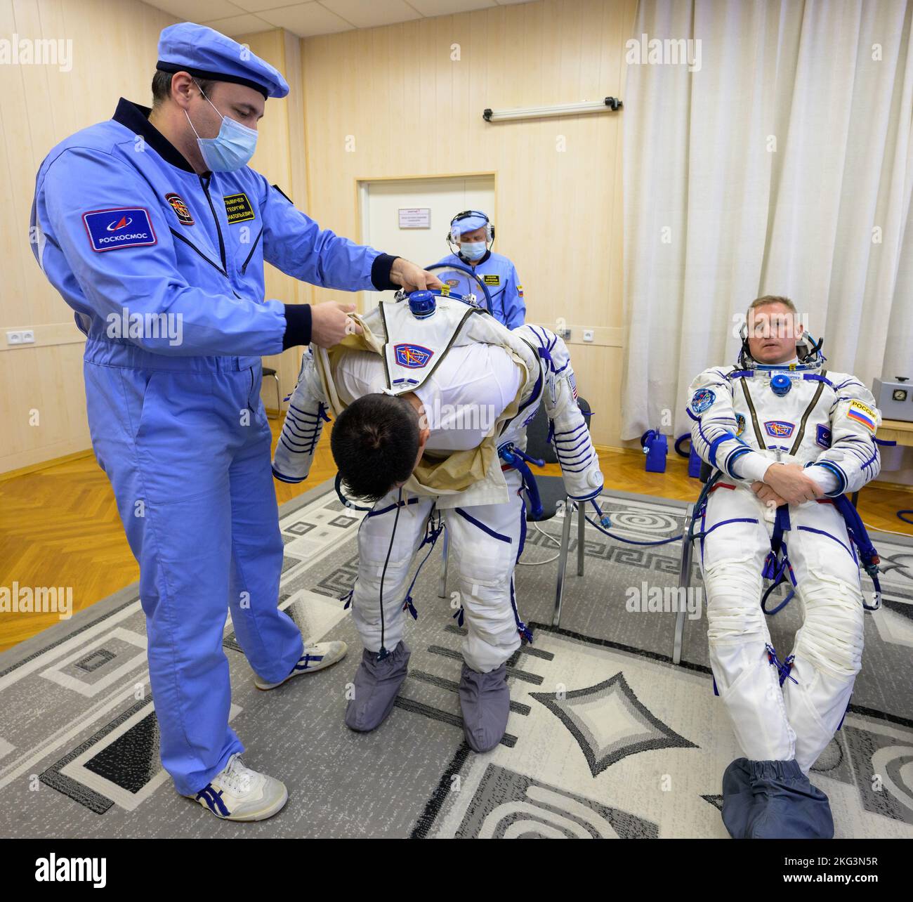 Expedition 68 Preflight. Der Astronaut der NASA-Expedition 68, Frank Rubio, setzt seinen russischen Sokol-Anzug an, während er und seine Mitstreiter Sergej Prokopjew, rechts, und Dmitri Petelin von Roskosmos, sich auf ihren Sojus MS-22-Start am Mittwoch, den 21. September 2022 in Baikonur vorbereiten, Kasachstan. Rubio, Prokopjew und Petelin starteten an Bord der Sojus-Rakete vom Kosmodrom Baikonur für eine Mission auf der Internationalen Raumstation. Stockfoto