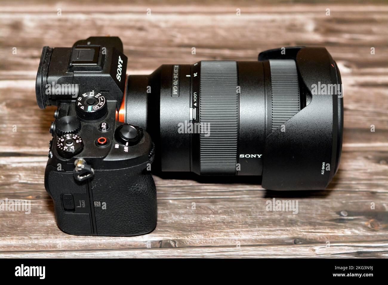 Kairo, Ägypten, Oktober 20 2022: Spiegellose professionelle Vollformat-Digitalkamera Sony Alpha A7s iii mit Sony FE 24-70mm Zoom F2,8 GM Objektiv mit einem Stockfoto
