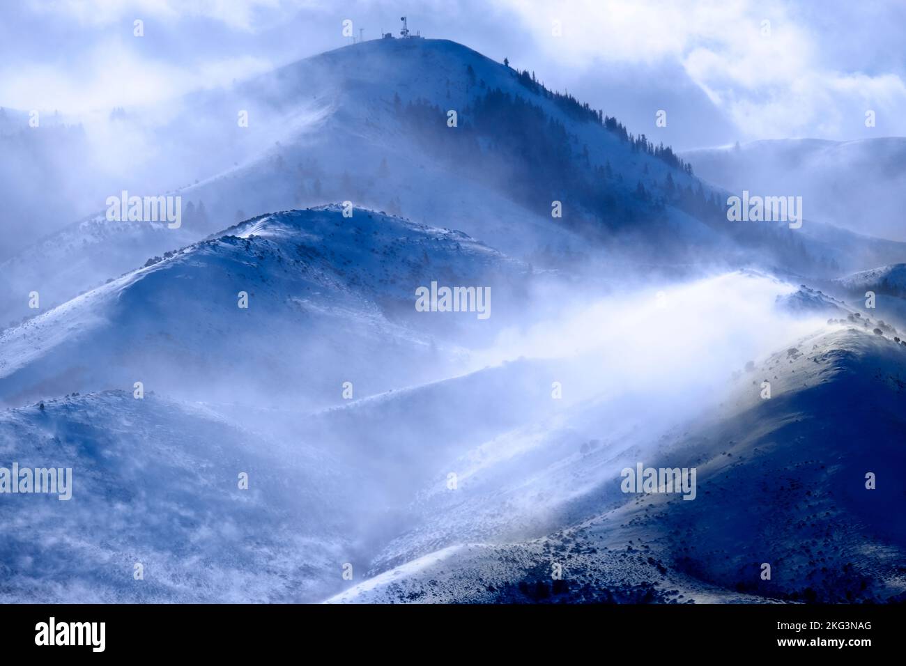 Berge mit Schneewehen im Winter Sturm Schneewallungen hohe Winde Stockfoto