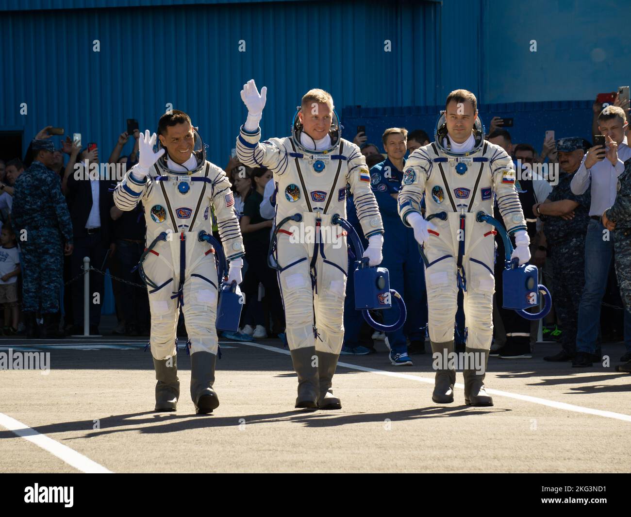 Expedition 68 Preflight. Expedition 68 der Astronaut Frank Rubio von der NASA, links, und die Kosmonauten Sergey Prokopyev und Dmitri Petelin von Roskosmos, verabschieden sich, als sie Gebäude 254 für die Startrampe und ihren Sojus MS-22-Raumschiff-Start verlassen, Mittwoch, 21. September 2022, in Baikonur, Kasachstan. Rubio, Prokopjew und Petelin starteten an Bord der Sojus-Rakete vom Kosmodrom Baikonur für eine Mission auf der Internationalen Raumstation. Stockfoto