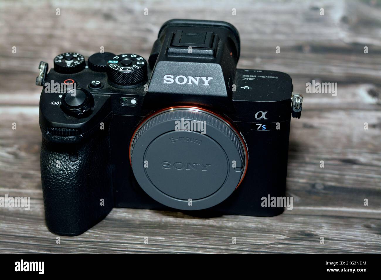 Kairo, Ägypten, Oktober 20 2022: Spiegellose professionelle Vollformat-Digitalkamera Sony Alpha A7s iii mit Exmor R BSI CMOS Sensor, 12 MP, UHD 4K 1 Stockfoto