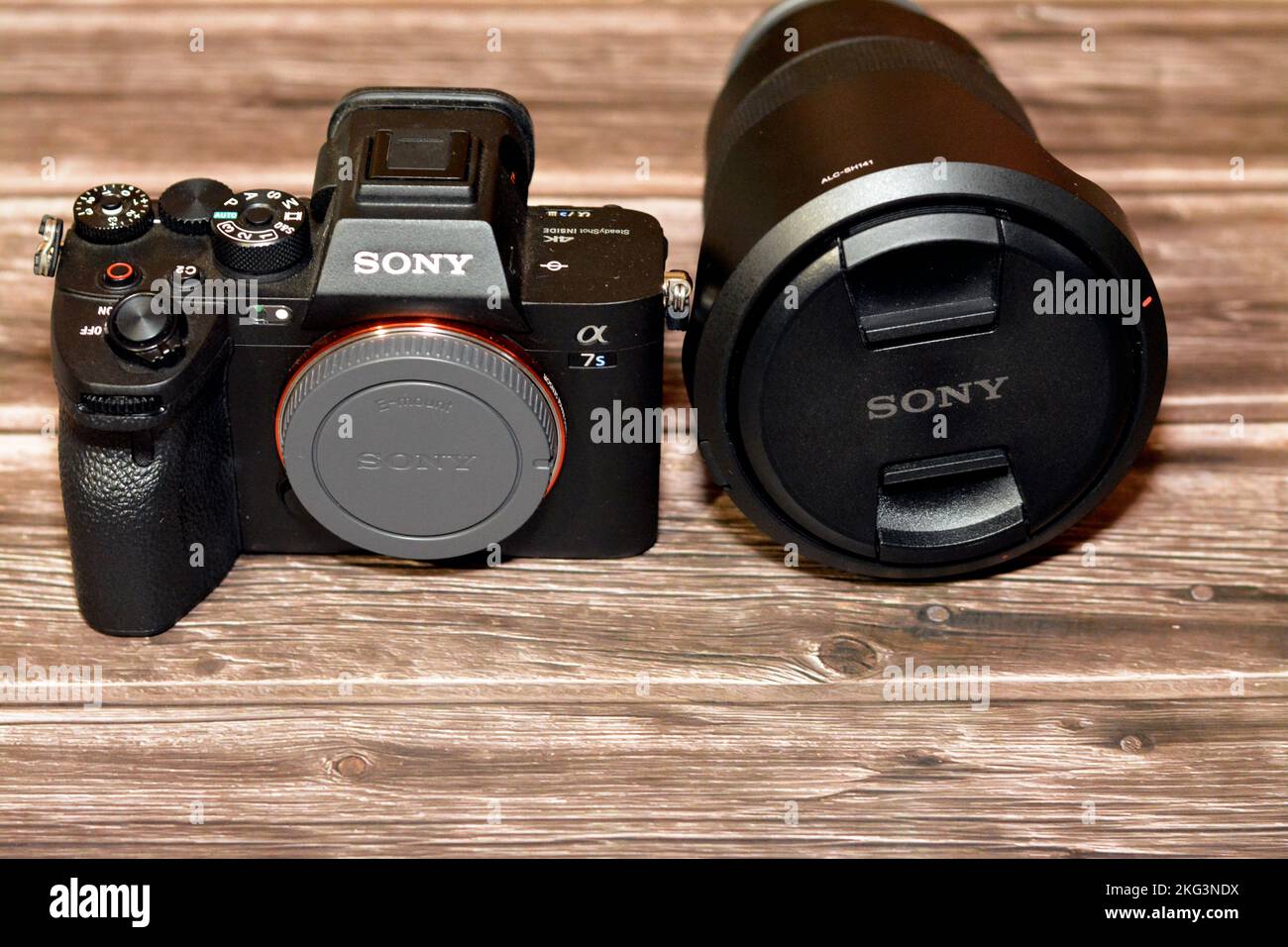 Kairo, Ägypten, Oktober 20 2022: Spiegellose professionelle Vollformat-Digitalkamera Sony Alpha A7s iii mit Sony FE 24-70mm Zoom F2,8 GM Objektiv mit einem Stockfoto