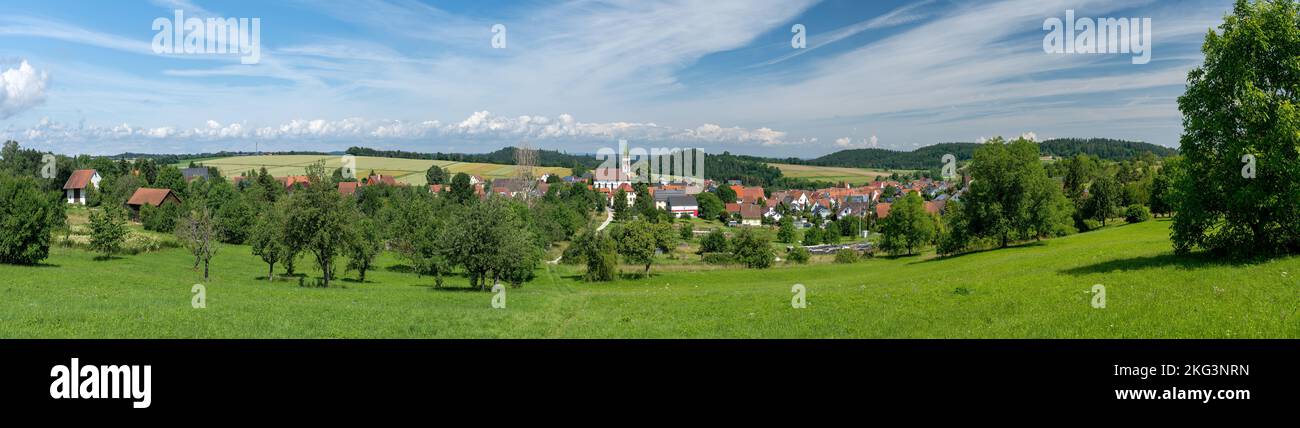Malerisches Dorfpanorama in hügeliger Landschaft - Erlaheim, Deutschland Stockfoto