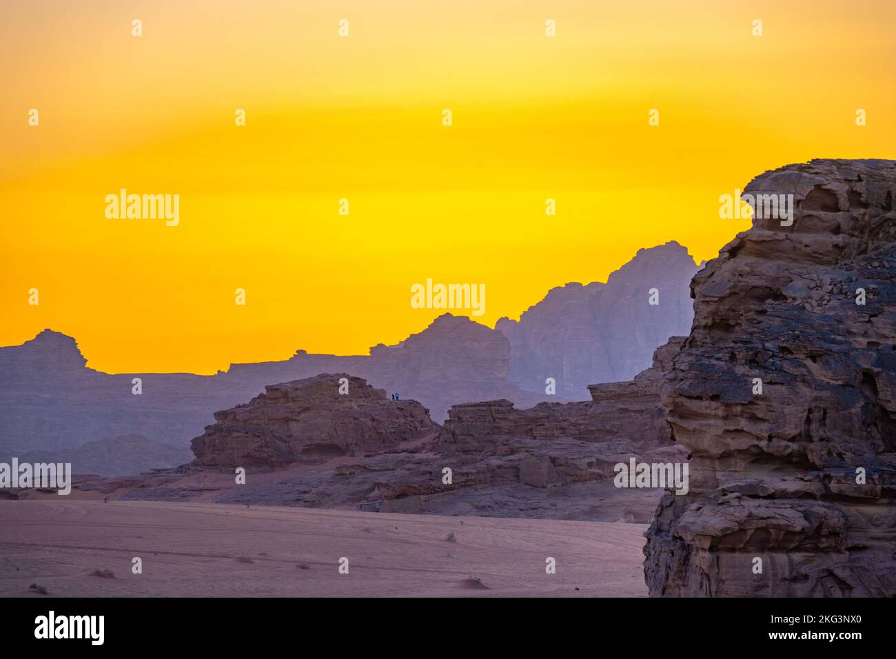 Die Berge von Wadi Rum Jordan bei Sonnenuntergang Stockfoto