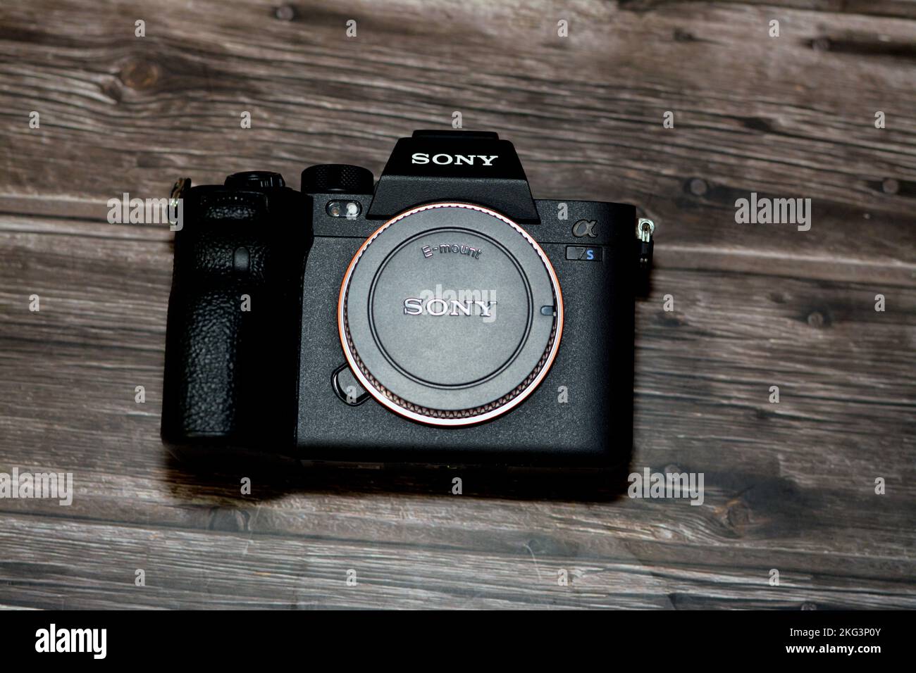 Kairo, Ägypten, Oktober 20 2022: Spiegellose professionelle Vollformat-Digitalkamera Sony Alpha A7s iii mit Exmor R BSI CMOS Sensor, 12 MP, UHD 4K 1 Stockfoto