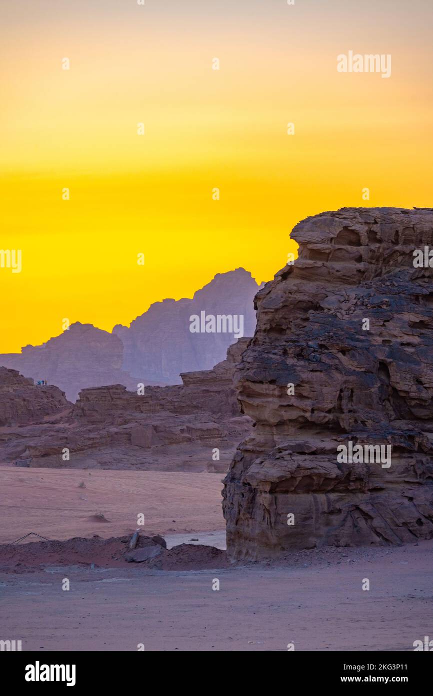Die Berge von Wadi Rum Jordan bei Sonnenuntergang Stockfoto