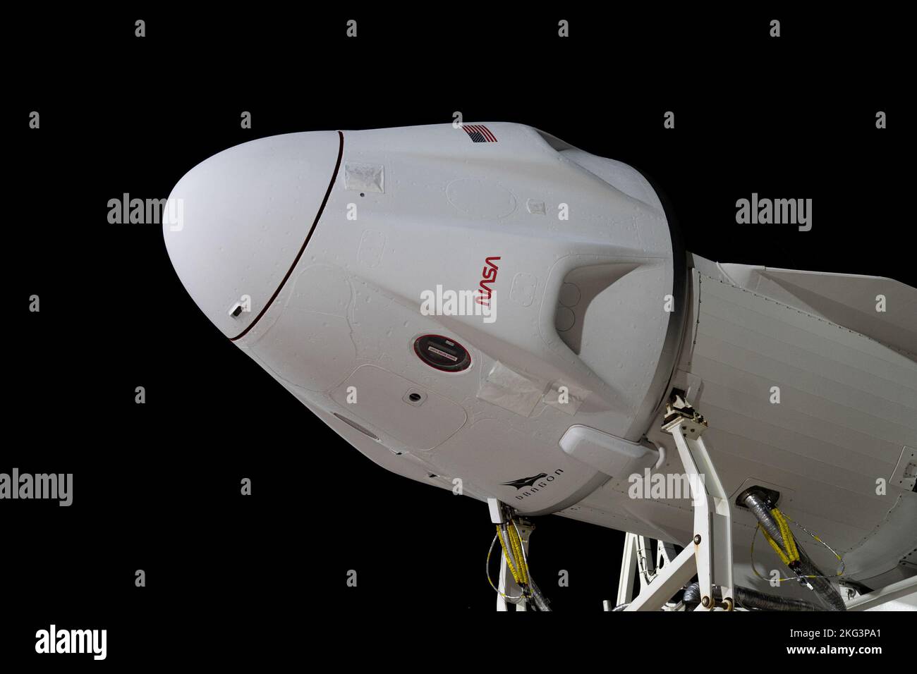 Die Dragon Endurance-Raumsonde von SpaceX rollte am 1. Oktober 2022 auf einer Falcon 9-Rakete zum Launch Complex 39A im Kennedy Space Center, Florida, um sich auf den Start der Crew 5 vorzubereiten. Die Mission wird die NASA-Astronauten Nicole Mann, Josh Cassada, Koichi Wakata (JAXA) und Roscosmos-Kosmonautin Anna Kikina zu einer wissenschaftlichen Expedition im Rahmen des Commercial Crew Program zur ISS bringen. Stockfoto