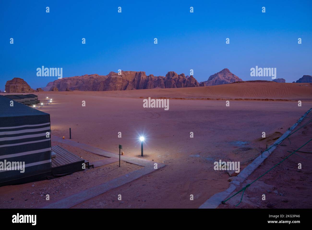 Blick von einem Wüstencampingplatz in Wadi Rum in der Dämmerung. Stockfoto