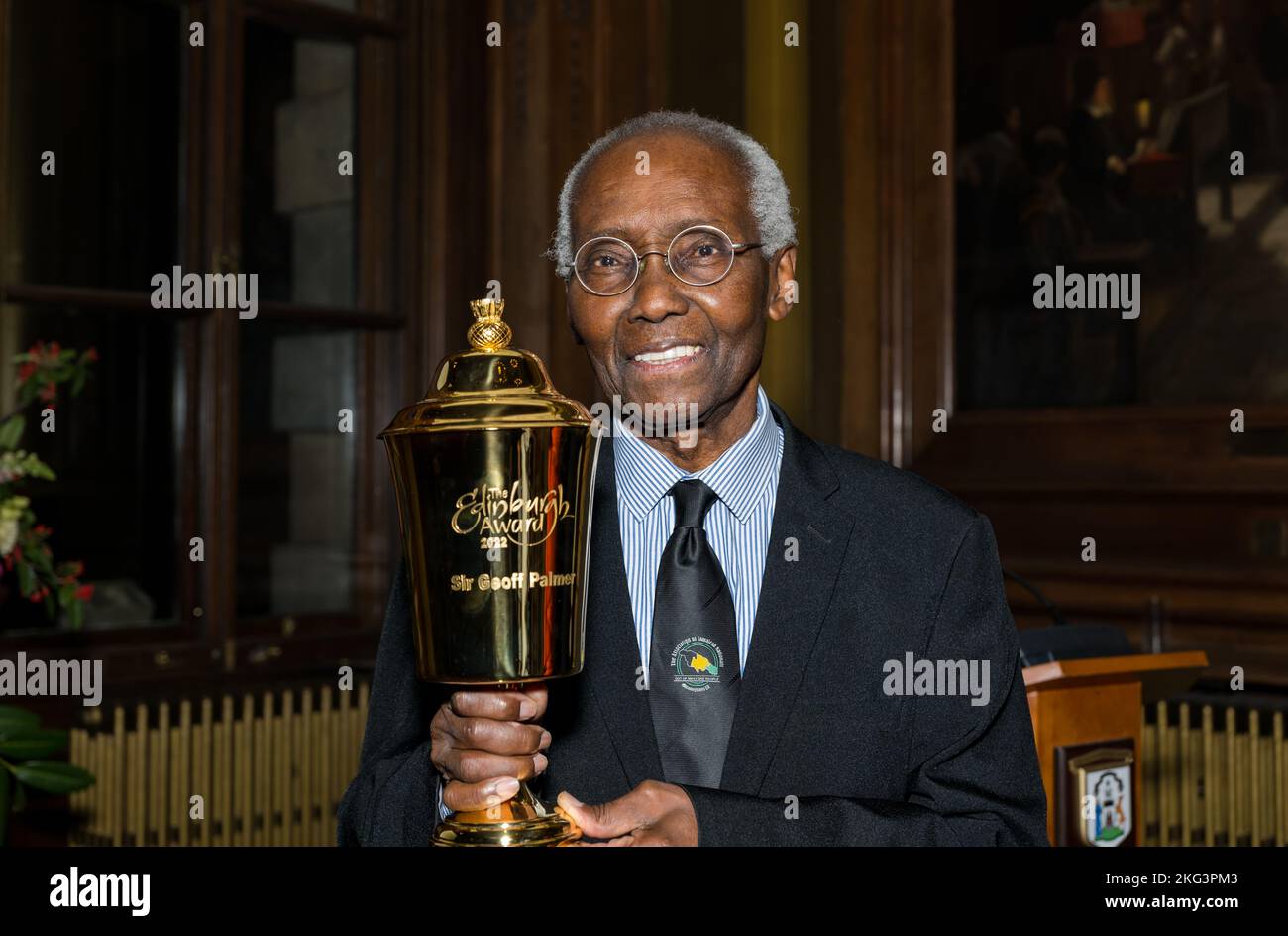 Sir Geoff Palmer mit der Trophäe „Loving Cup“, Edinburgh Award-Feier, City Chambers, Schottland, Großbritannien Stockfoto