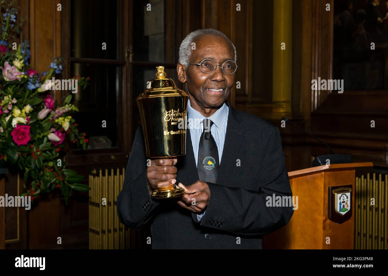 Sir Geoff Palmer mit der Trophäe „Loving Cup“, Edinburgh Award-Feier, City Chambers, Schottland, Großbritannien Stockfoto