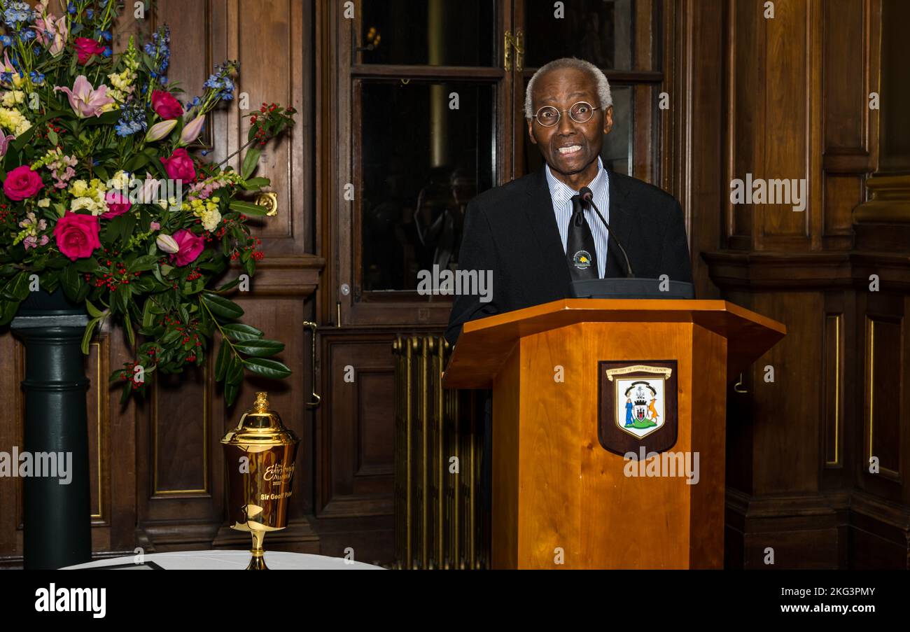 Sir Geoff Palmer hält eine Rede bei der Verleihung des Edinburgh Awards, City Chambers, Schottland, Großbritannien Stockfoto