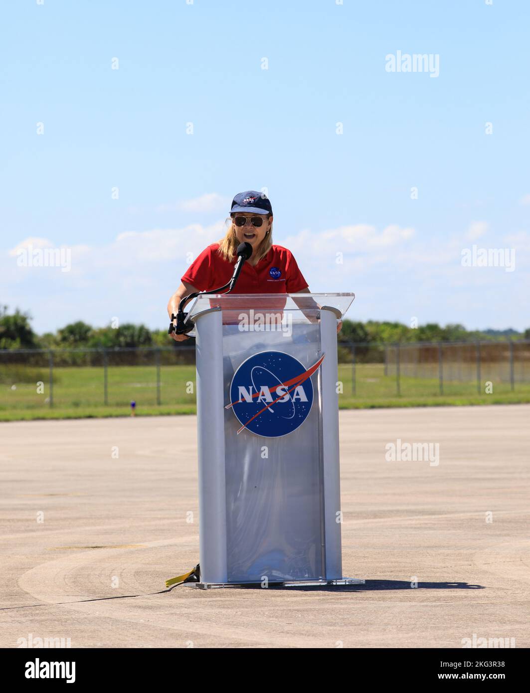 NASA veranstaltet Media Event für die SpaceX Crew-5 Mission der Agentur. Janet Petro, Direktorin des Kennedy Space Centers, spricht mit den Nachrichtenmedien während der Ankunft der Besatzung für die NASA-Mission SpaceX Crew-5 an der Start- und Landeeinrichtung im Kennedy Space Center in Florida am 1. Oktober 2022. Die Astronauten werden am 5. Oktober an Bord des Crew Dragon auf einer Rakete des SpaceX Falcon 9 starten. Die Markteinführung ist für Mittag EDT ab Launch Complex 39A geplant. Crew-5 ist die fünfte Crew-Rotation-Mission mit SpaceX zur Station und der sechste Flug von Dragon mit Menschen im Rahmen des Commercial Crew Program der Agentur. Stockfoto