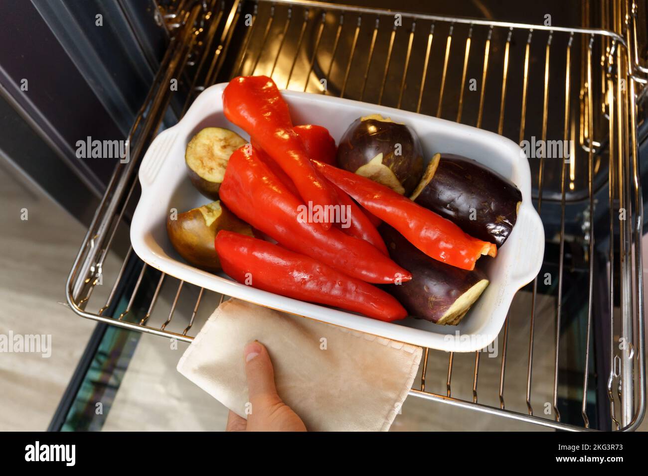 Geröstete rote Paprika und Aubergine für Ajvar. Leckere Auswahl beliebt