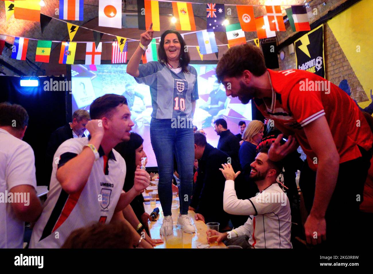 England-Fans feiern in einer Fanzone in Waterloo, London, während des Spiels England gegen Iran bei der FIFA Weltmeisterschaft 2022. Bilddatum: Montag, 21. November 2022. Stockfoto