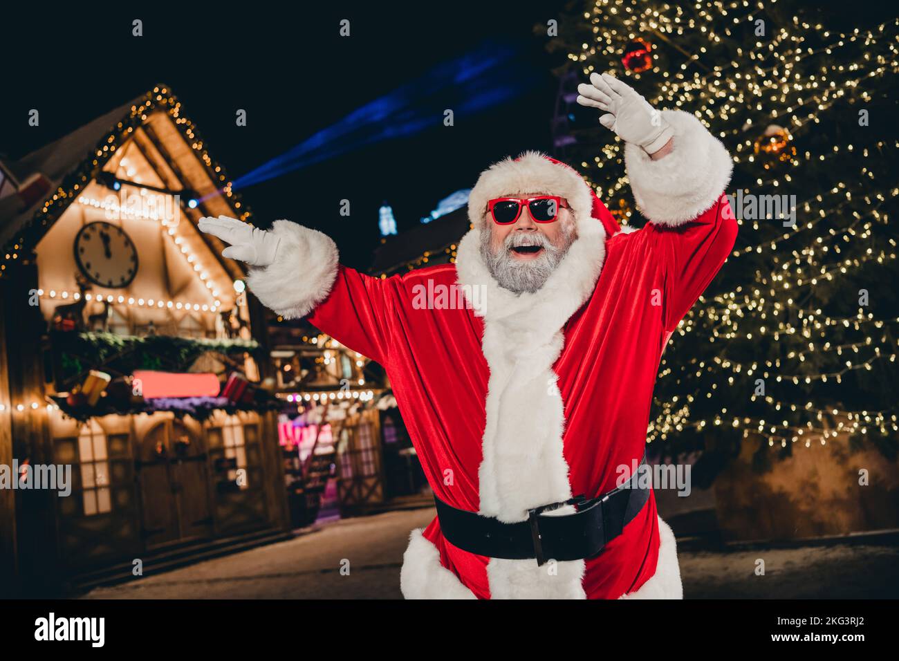 Portrait des verrückten positiven Großvaters santa, der im Freien tanzt, Mitternachts-Event-Fee Stockfoto