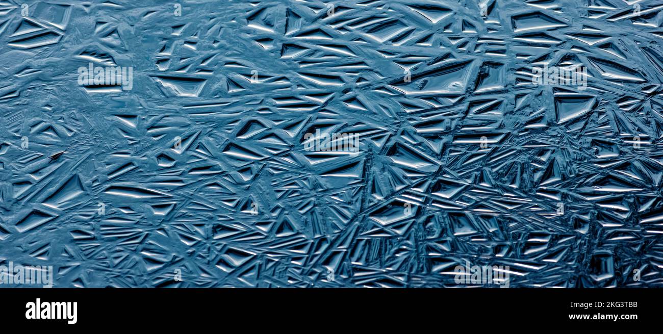 Dünne Eisstrukturen auf Wasser, blaue Eisstrukturen Stockfoto