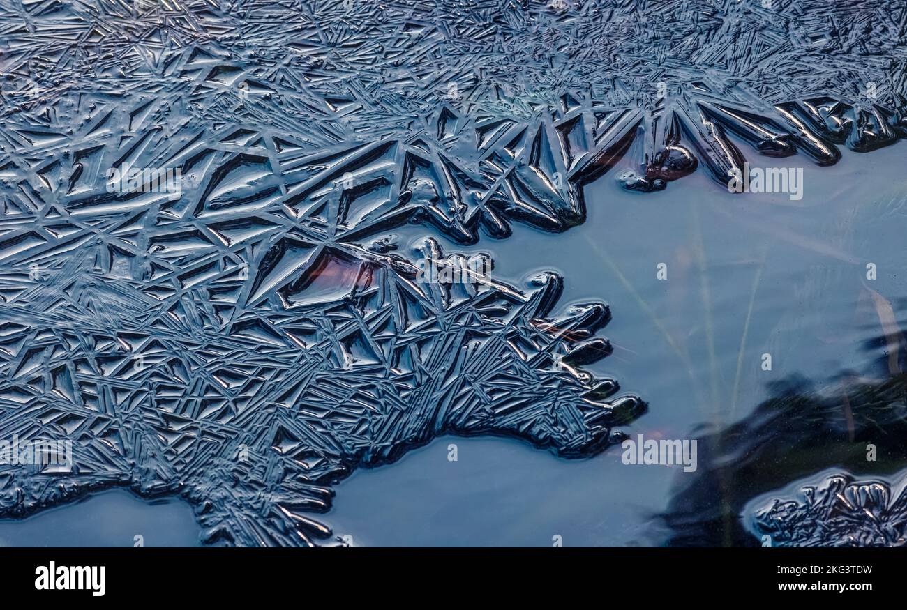 Dünne Eisstrukturen auf Wasser, blaue Eisstrukturen Stockfoto