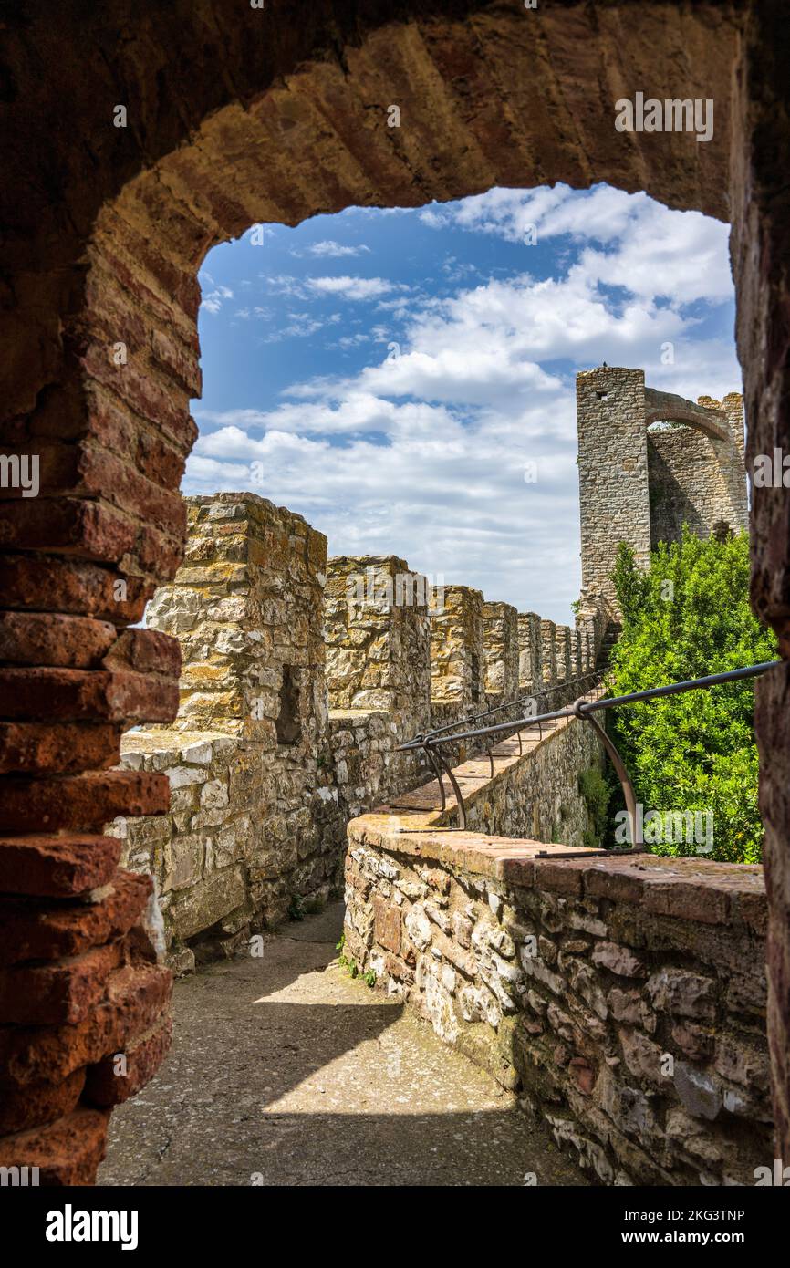 Blick auf den Gehweg auf den Mauern von Rocca del Leone (Festung des Löwen) in der historischen Altstadt von Castiglione del Lago, Provinz Perugia, Umbrien, Italien Stockfoto