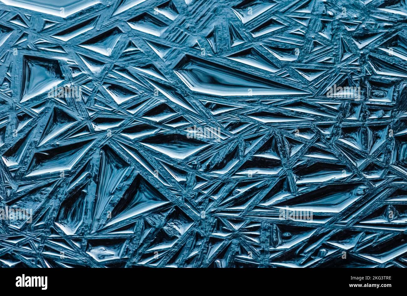 Blaue, dünne Eisstrukturen auf Wasser, blaue Eisstrukturen Stockfoto