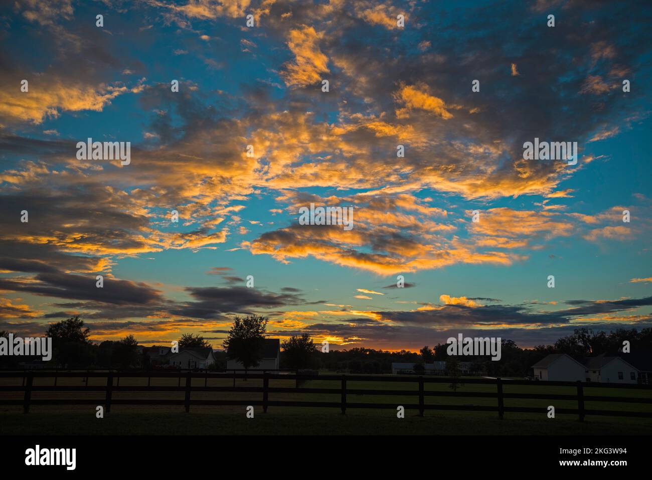 Ein farbenfroher Sonnenuntergang in North Central Florida. Stockfoto