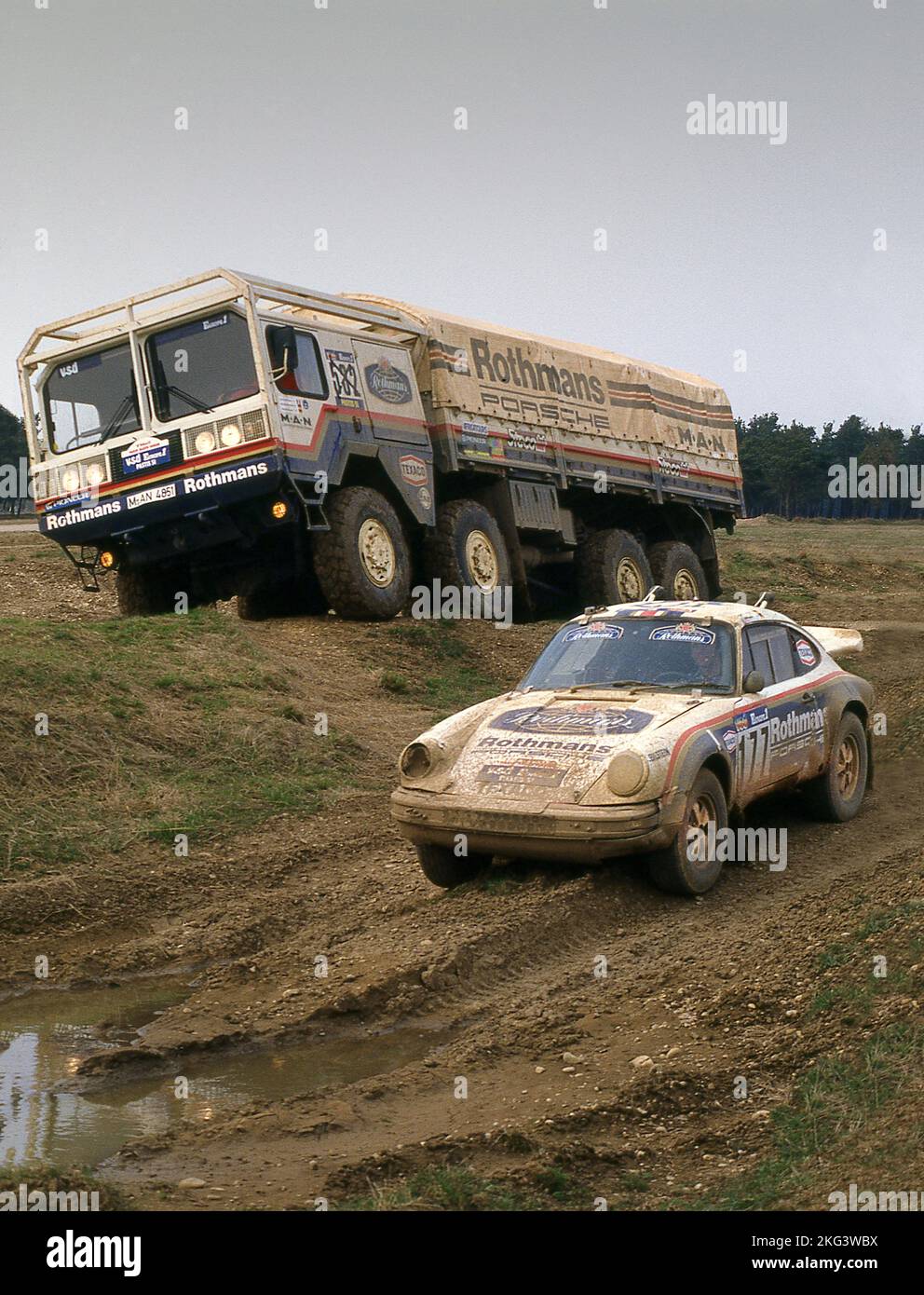 1984 Porsche 953 (911) Paris-Dakar Siegerauto im Test in Deutschland mit einem M.A.N. Support Truck Stockfoto