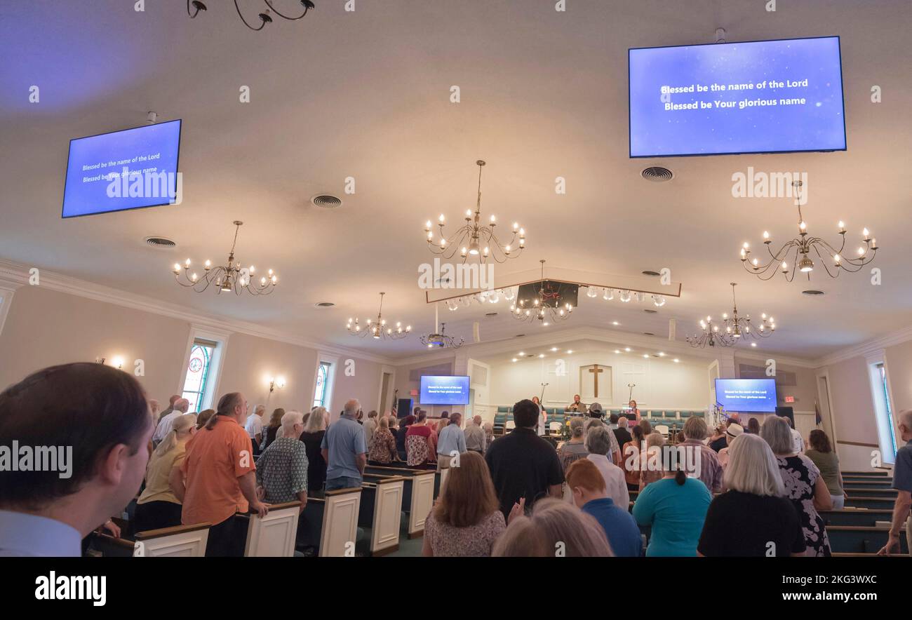 Große Fernsehbildschirme hängen von der Decke eines Baptistenkirchenheiligtums im Norden von Zentralflorida ab. Stockfoto