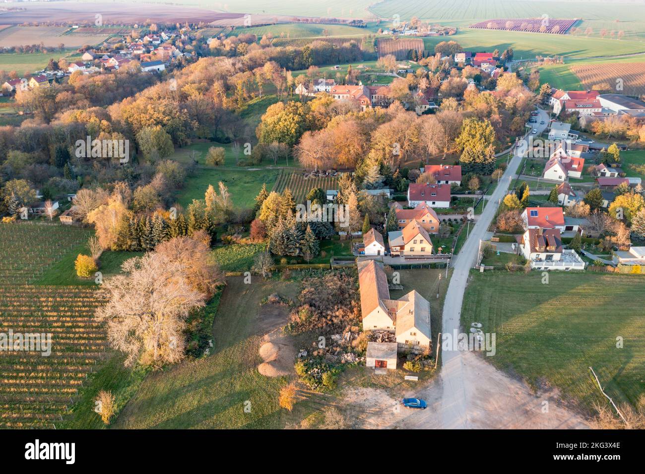 Luftaufnahme über das Dorf Proschwitz nördlich der Stadt Meissen, Schloss Proschwitz (Mitte), ländliche Landschaft, Deutschland Stockfoto