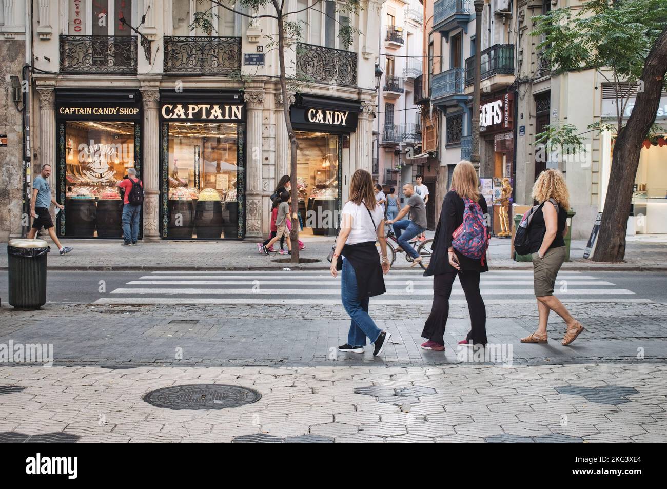 Valencia, Spanien - September 14 2022: Eine Gruppe von Frauen überquert die Straße im Stadtzentrum von Valencia Stockfoto
