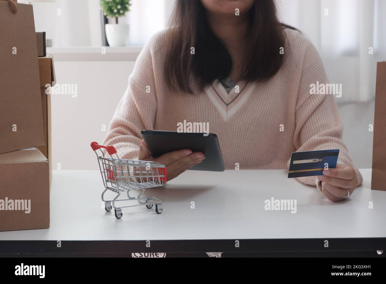 Nahaufnahme weiblicher Einkauf online mit Kreditkarte über Tablet, für Online-Shopping-Konzept Stockfoto