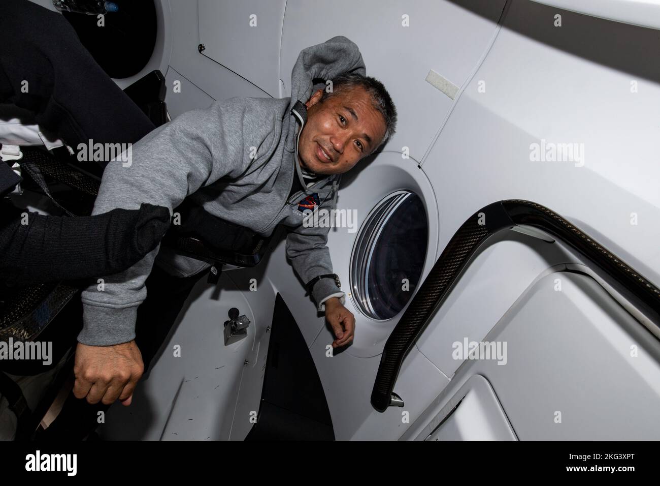 Koichi Wakata von JAXA ist an Bord des SpaceX Dragon Endurance Crew-Schiffes während eines Fluges zur Internationalen Raumstation als Teil der Crew-5-Mission am 6. Oktober 2022 abgebildet. Stockfoto