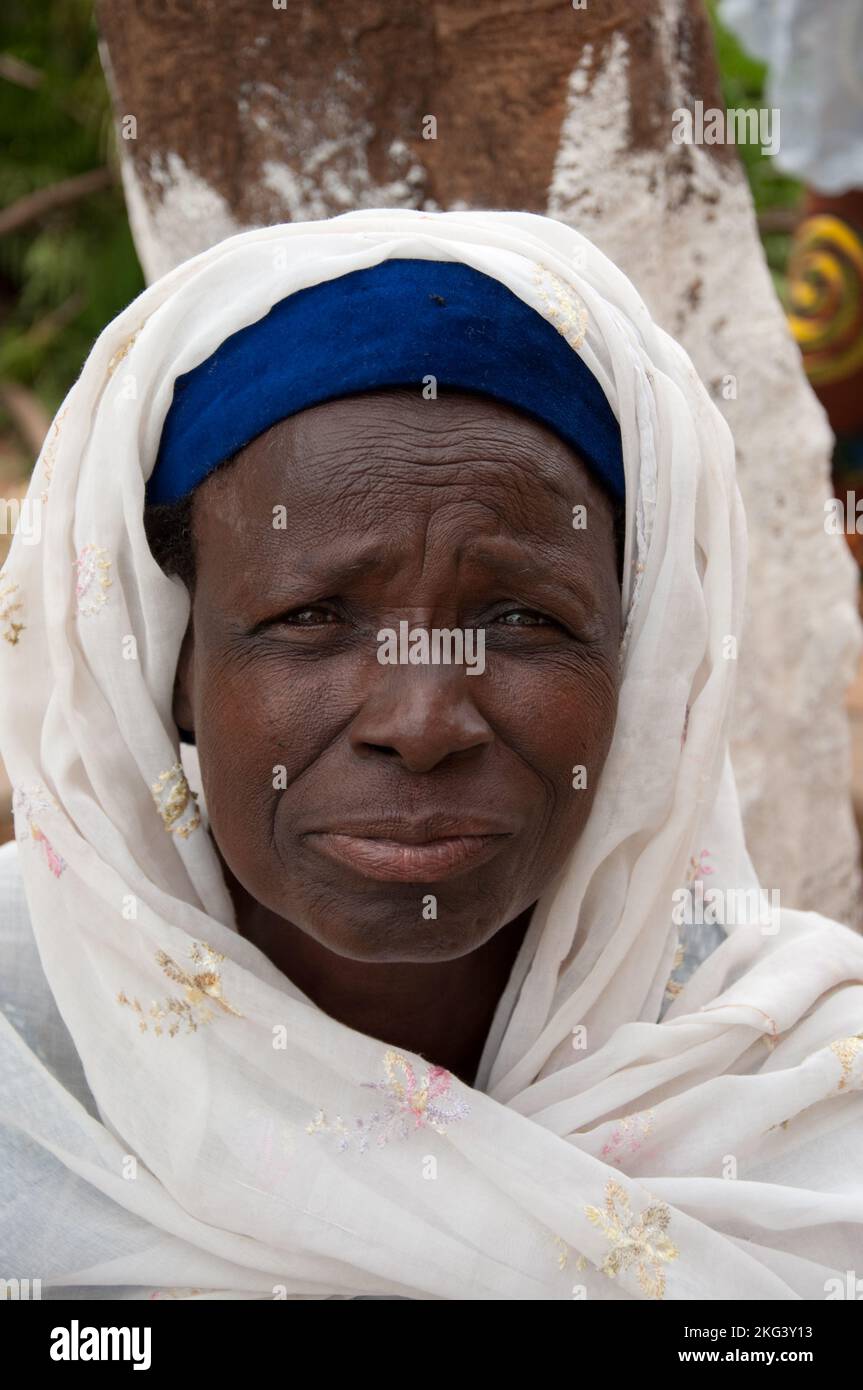 Ältere Frau in traditioneller Kleidung; Natitingou; Atacora; Benin Stockfoto
