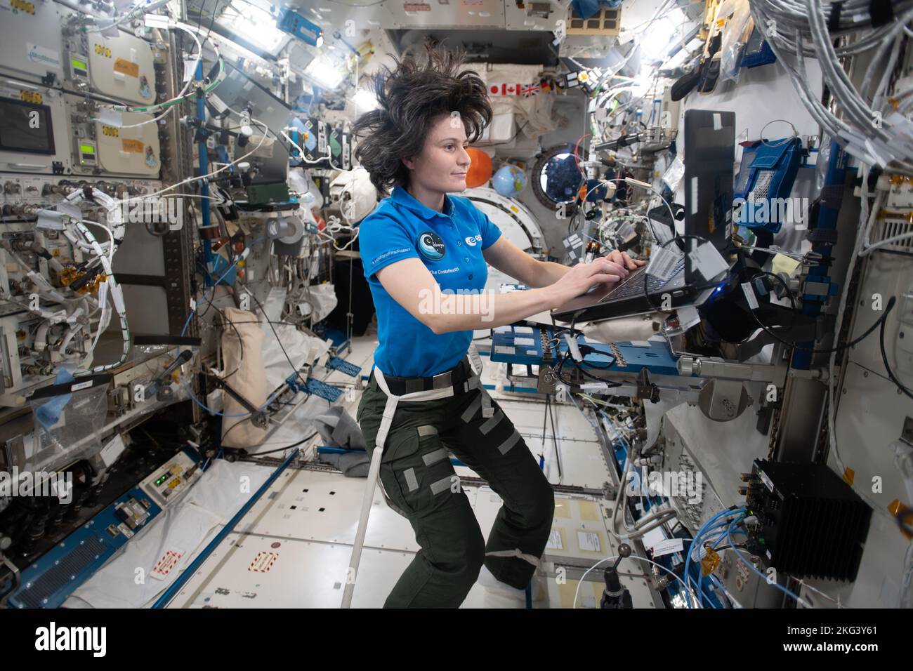 . Iss068e013297 (Okt 8, 2022) --- ESA (European Space Agency) Astronaut und Expedition 68 Kommandant Samantha Cristoforetti arbeitet auf einem Laptop im Kibo-Labormodul der Internationalen Raumstation. Stockfoto