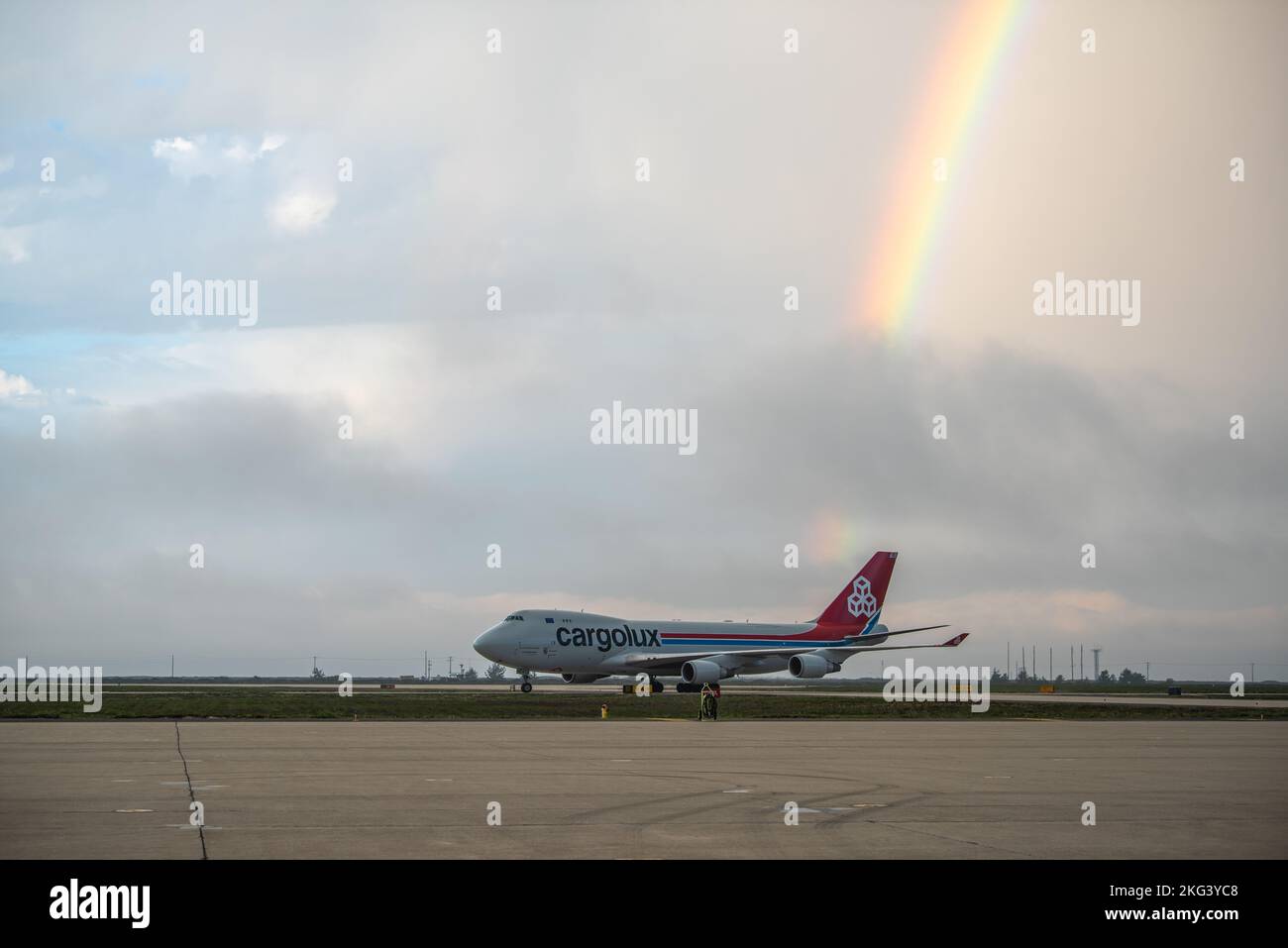 Die Bodenausrüstung des SWOT-Satelliten traf am 13. Oktober 2022 auf der Vandenberg Space Force Base ein, um sich auf den Start der SpaceX Falcon 9 vorzubereiten. Die Mission wird den Wasserstand in Seen, Flüssen, Stauseen und Ozeanen der Erde im Rahmen des NASA-Startservices-Programms messen. Stockfoto