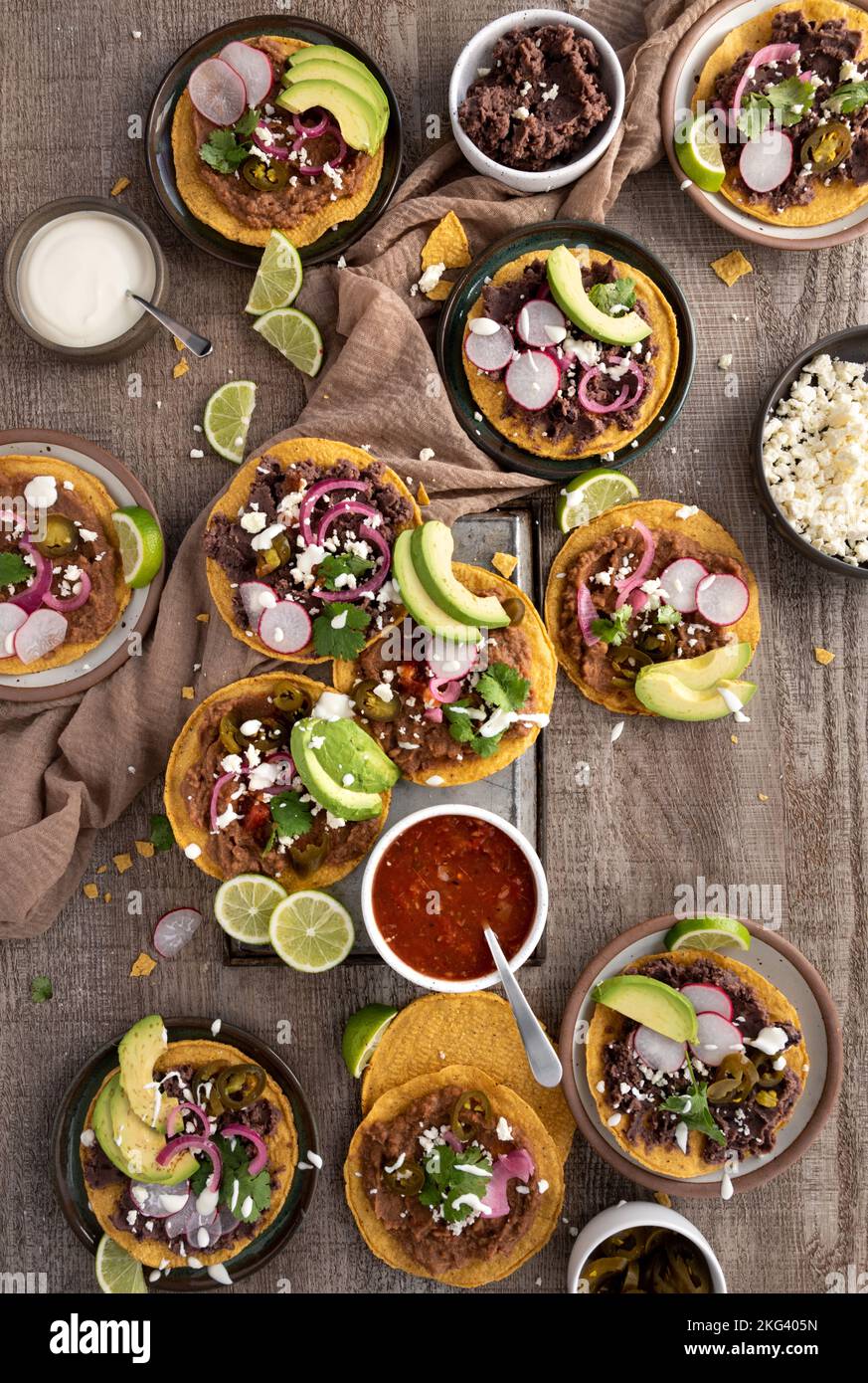 Happy Hour Party mit Tostadas und Salsa Stockfoto