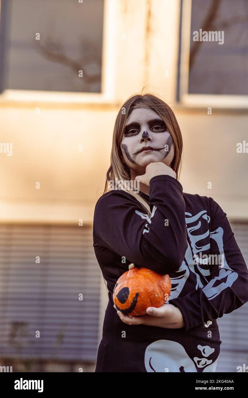 Kinder feiern eine Halloween-Kostümparty im Garten Stockfoto