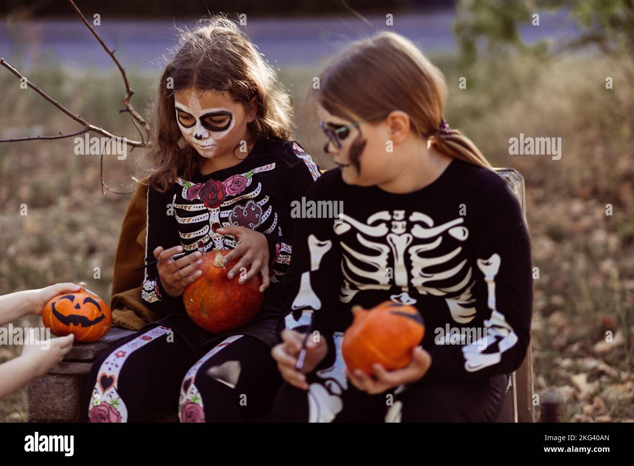 Kinder feiern eine Halloween-Kostümparty im Garten Stockfoto